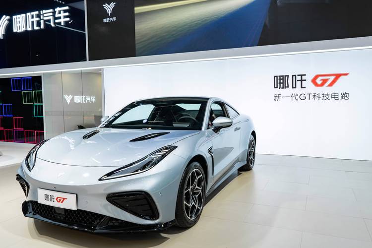 成都42哪吒汽车在智能汽车领域的表现，领途汽车在新能源汽车市场中的影响力